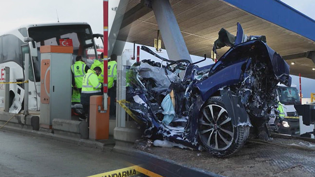 Kuzey Marmara Otoyolu'nda korkunç kaza: Otobüsün çarptığı otomobil gişede sıkıştı! Görüntüsü ortaya çıktı