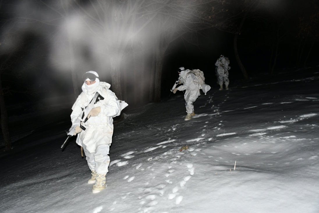 Mehmetçiğin karlı arazide gece eğitimi