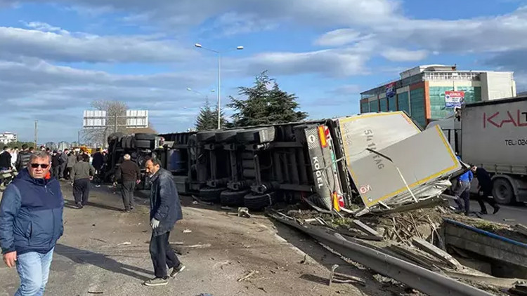 4 aracın karıştığı kazada 1 kişi öldü, 3 kişi de yaralandı