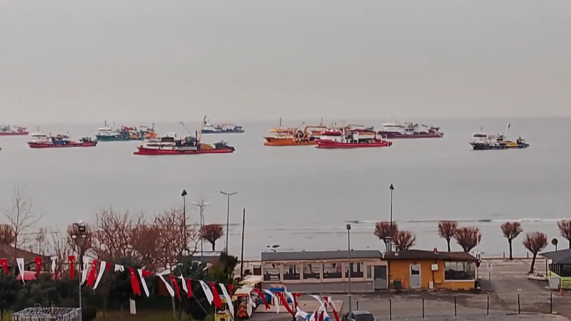 Silivride deniz yaklaşık 200 metre, Avcılarda ise 15 metre çekildi Sahilde kum adacıkları oluştu