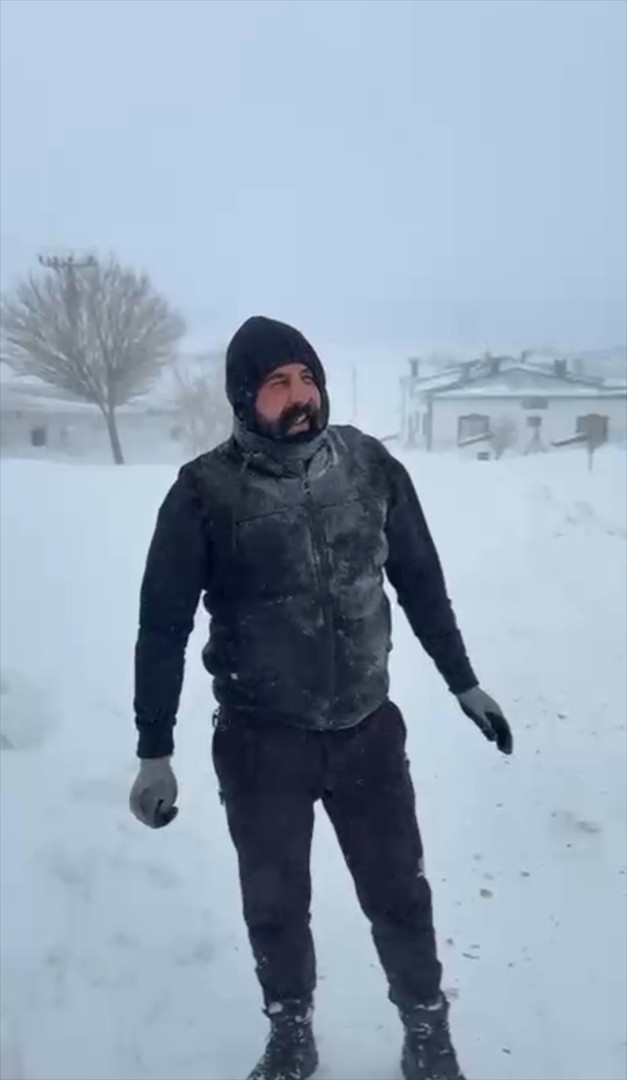  Kulübelerimiz ve araçlarımız kar altında kaldı Köpekleri kurtardık