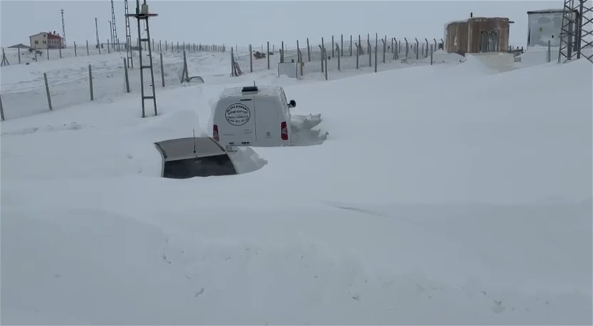  Kulübelerimiz ve araçlarımız kar altında kaldı Köpekleri kurtardık