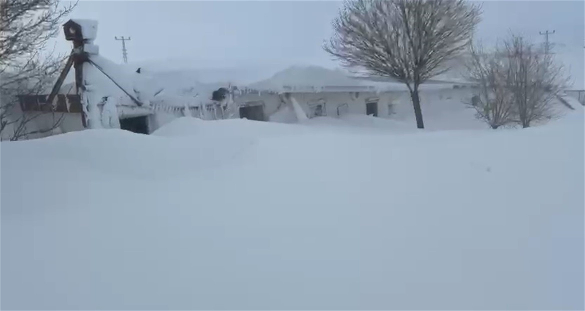 Kar kalınlığı yer yer 4 metreyi aştı! Manzarayı görünce gözlerine inanamadı: 'Kulübelerimiz ve araçlarımız kar altında kaldı! Köpekleri kurtardık'