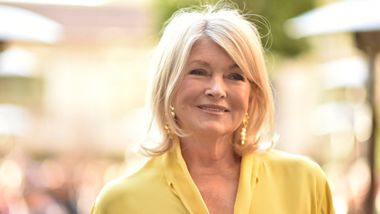 84 yaşında ama genç kızlarla yarışıyor… Ünlü sunucu estetik iddialarını yanıtladı