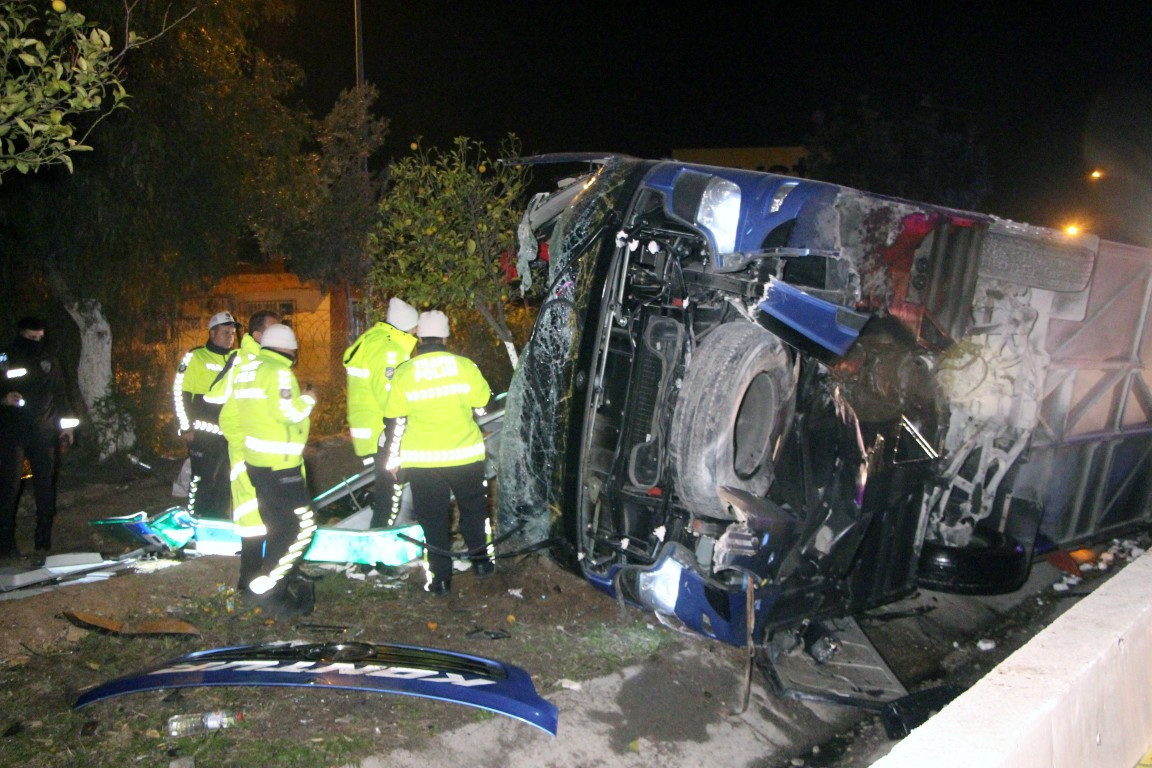 Adana’da yolcu otobüsü devrildi! Yaralılar var