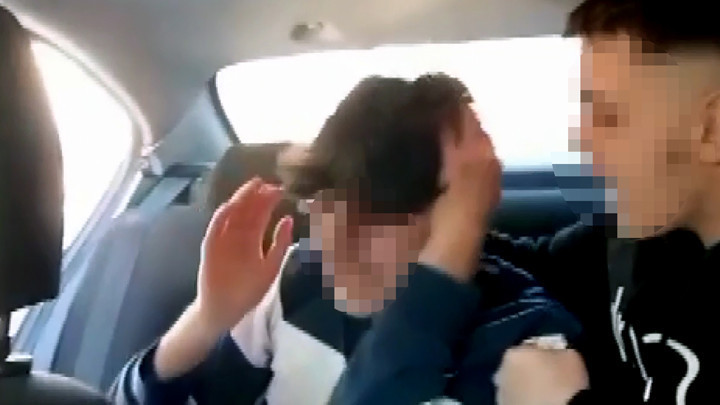 Görüntüler dehşete düşürdü! Lise öğrencisini alıkoyup takside darbettiler