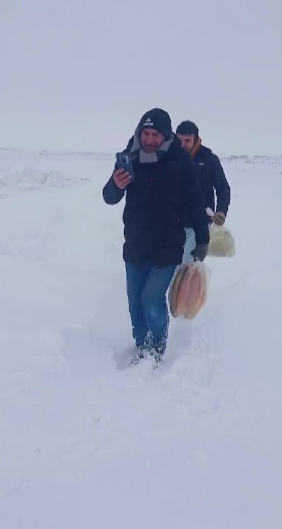 Yoğun kar yağışı hayatı felç etti Yollar kapandı, kilometrelerce yol yürüdüler Yoğun kar yağışı hayatı felç etti Yollar kapandı, kilometrelerce yol yürüdüler