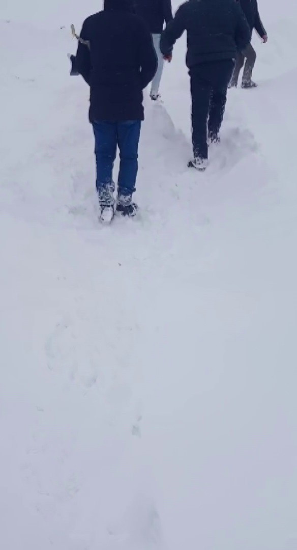 Yoğun kar yağışı hayatı felç etti Yollar kapandı, kilometrelerce yol yürüdüler Yoğun kar yağışı hayatı felç etti Yollar kapandı, kilometrelerce yol yürüdüler