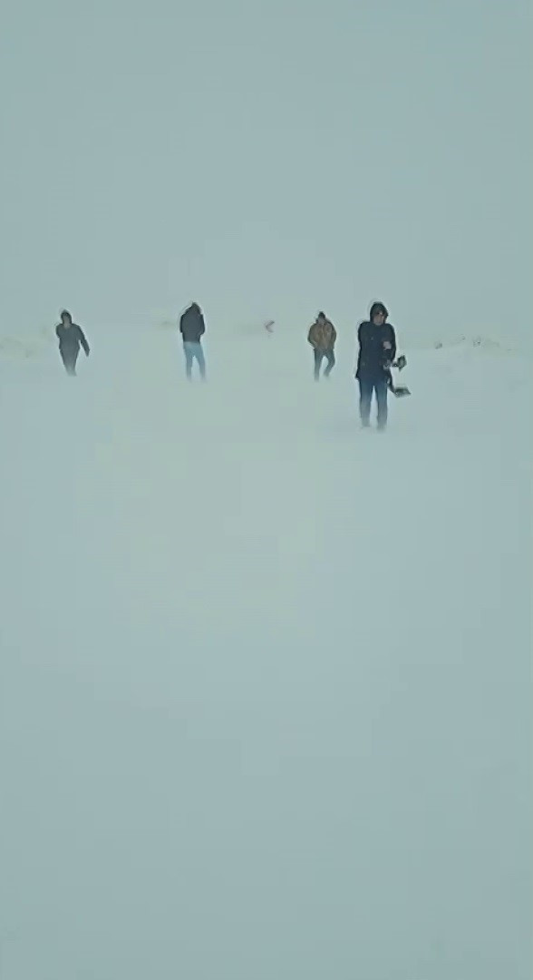 Yoğun kar yağışı hayatı felç etti Yollar kapandı, kilometrelerce yol yürüdüler Yoğun kar yağışı hayatı felç etti Yollar kapandı, kilometrelerce yol yürüdüler