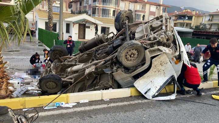 Balıkesir'de feci kaza! İnşaat işçilerini taşıyan kamyonet devrildi: 2 can kaybı, 1 ağır yaralı