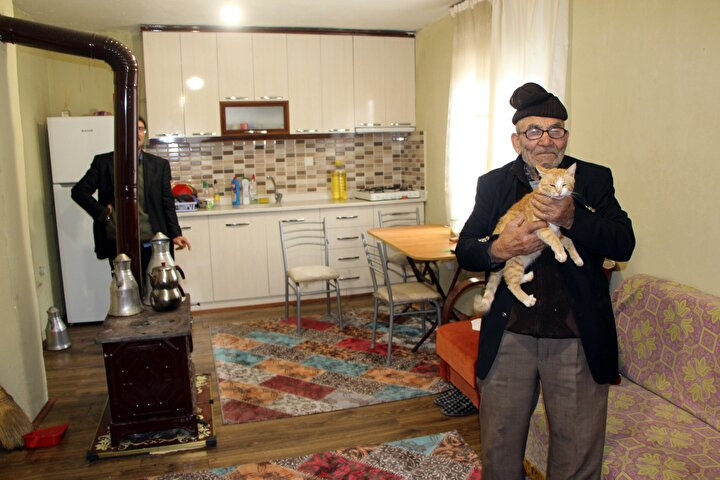 Yanan evinin önünde kedisine sarıldığı fotoğrafla tanınan Ali Meşe 93 yaşında öldü