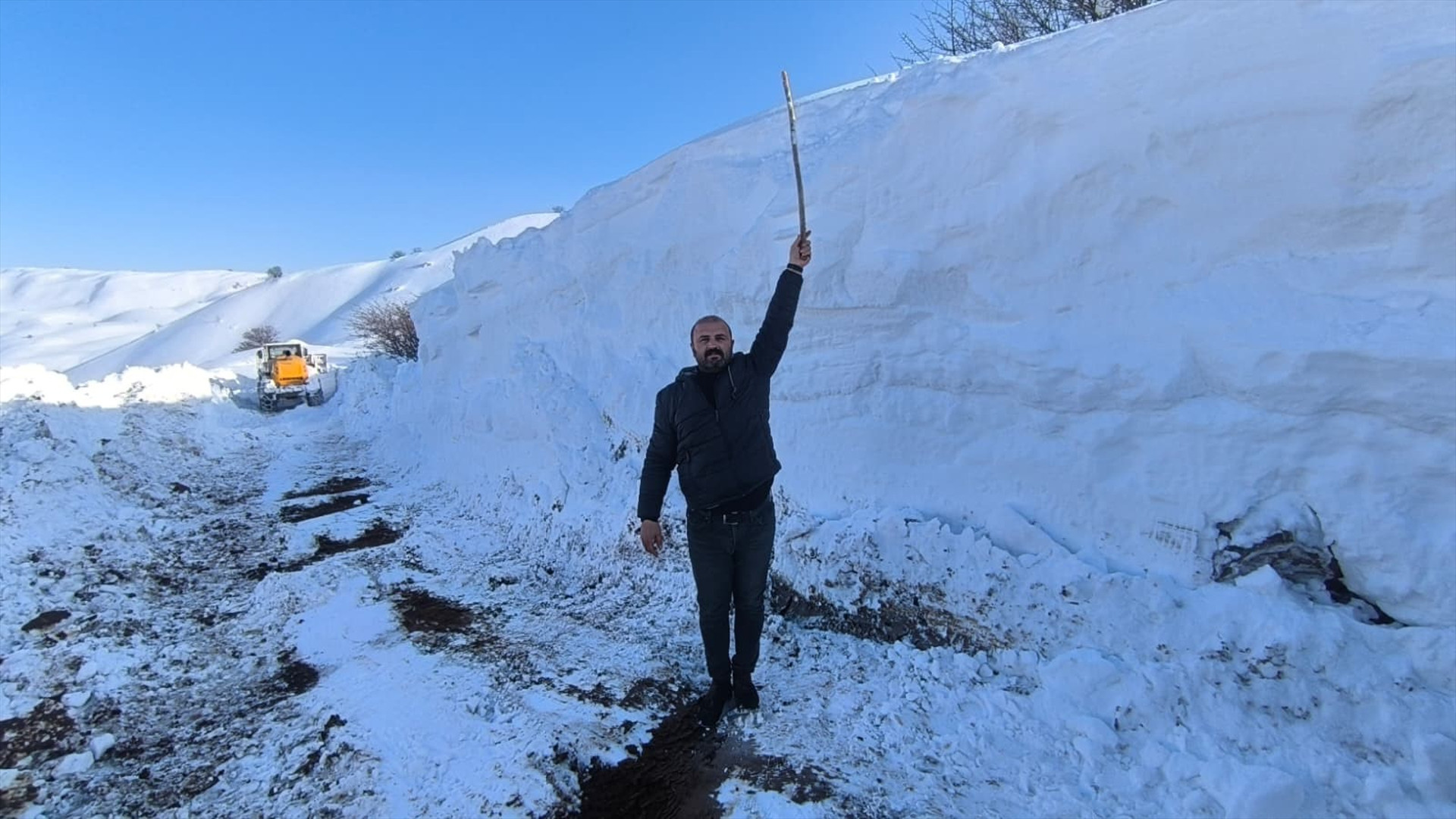 4 metre kar yağdı Ekipler yolu 2 günde açarak bölgeye ulaştı... Biz burada mahvolduk, onlar da bizim için mahvoldular
