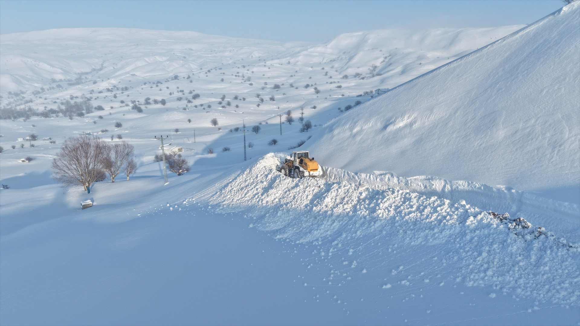 4 metre kar yağdı Ekipler yolu 2 günde açarak bölgeye ulaştı... Biz burada mahvolduk, onlar da bizim için mahvoldular