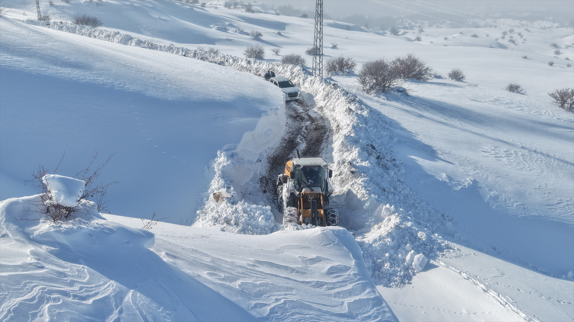 4 metre kar yağdı Ekipler yolu 2 günde açarak bölgeye ulaştı... Biz burada mahvolduk, onlar da bizim için mahvoldular