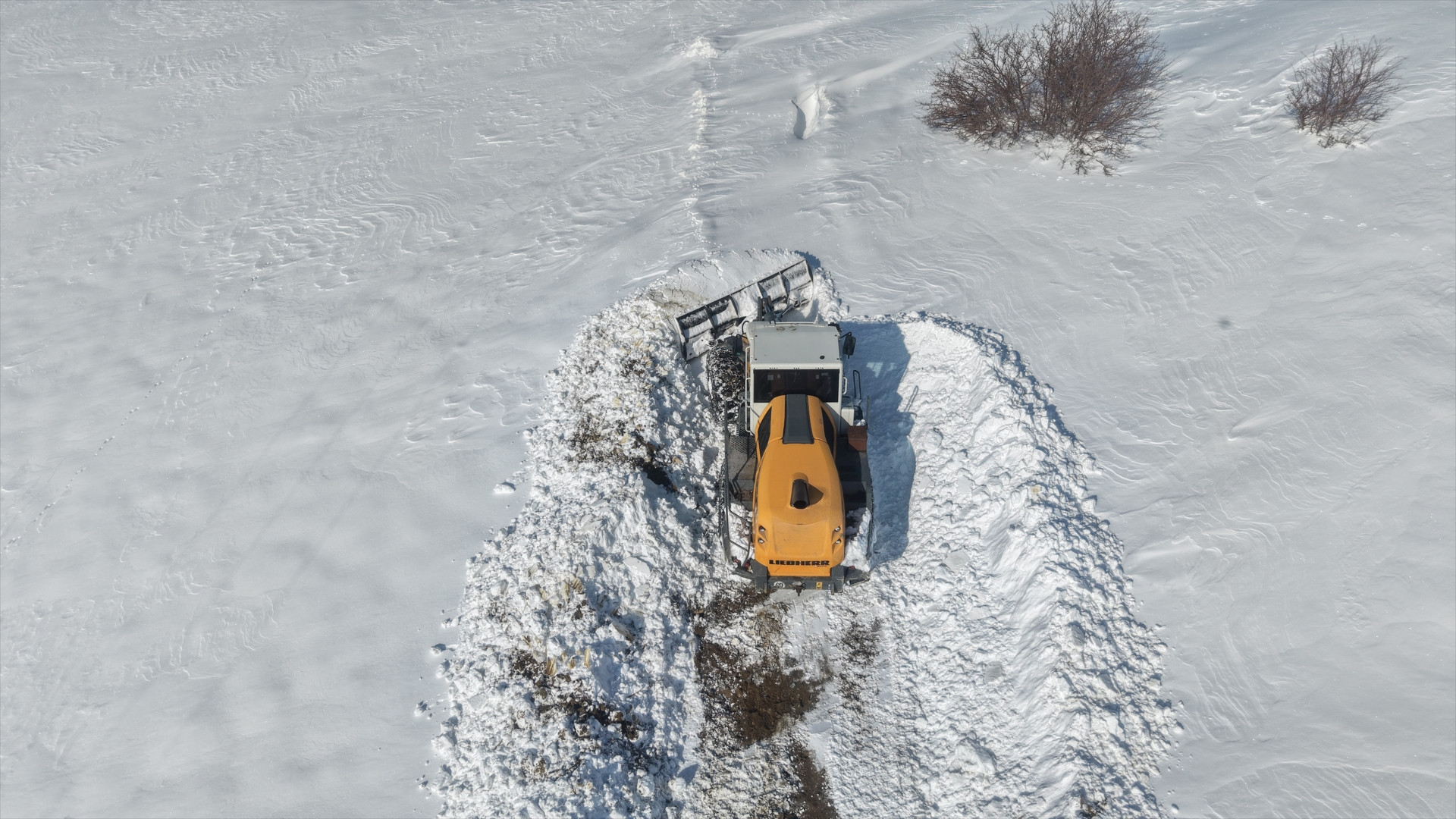 4 metre kar yağdı Ekipler yolu 2 günde açarak bölgeye ulaştı... Biz burada mahvolduk, onlar da bizim için mahvoldular