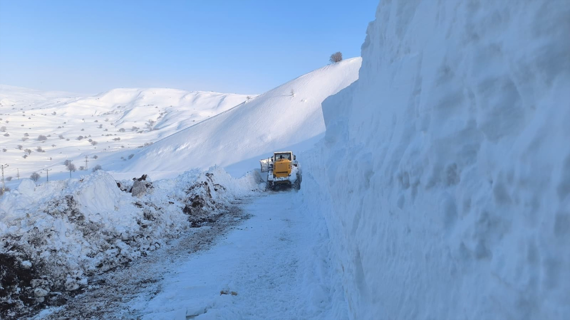 4 metre kar yağdı Ekipler yolu 2 günde açarak bölgeye ulaştı... Biz burada mahvolduk, onlar da bizim için mahvoldular