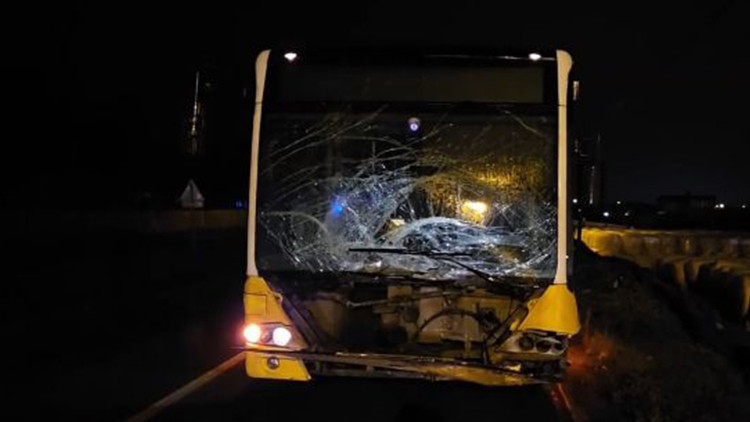 İETT otobüsü hafif ticari araçla çarpıştı: 1 ölü, 1 yaralı