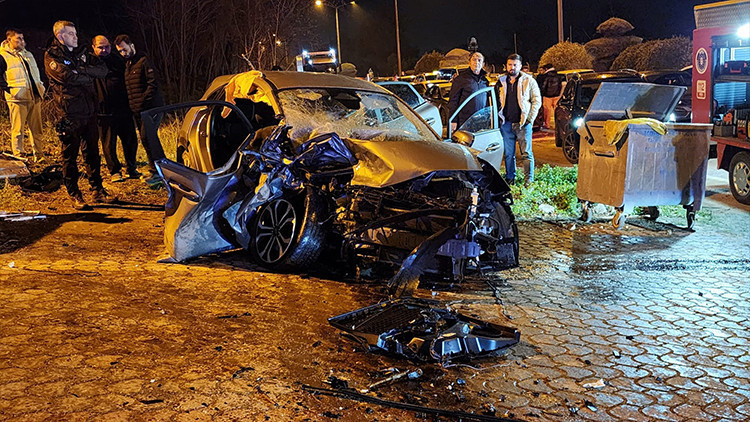 Feci kaza: İki otomobil kafa kafaya çarpıştı