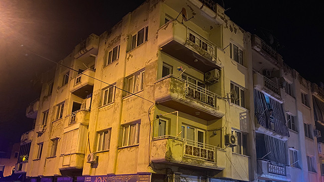 Manisa’da 4 katlı binada yangın