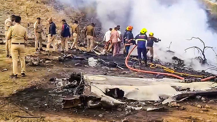 Hindistan'ı sarsan uçak kazası: Üst düzey isim içindeydi