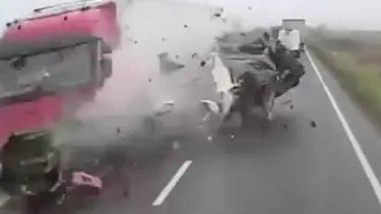 Maç yolunda facia: PAOK taraftarının kaza anı kamerada