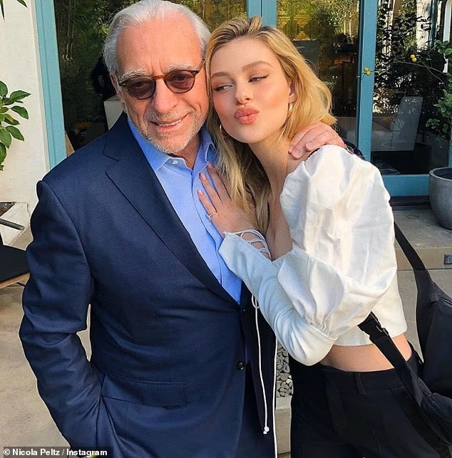 Böyle baht dostlar başına… Ünlü gelin babasından ayda bir milyon harçlık alıyor Böyle baht dostlar başına… Ünlü gelin babasından ayda bir milyon harçlık alıyor