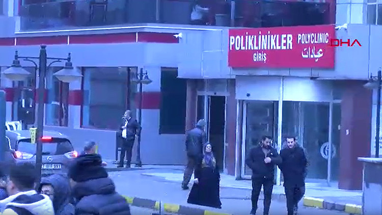 Boşanma aşamasındaki eşini kaldırım taşıyla dövdü