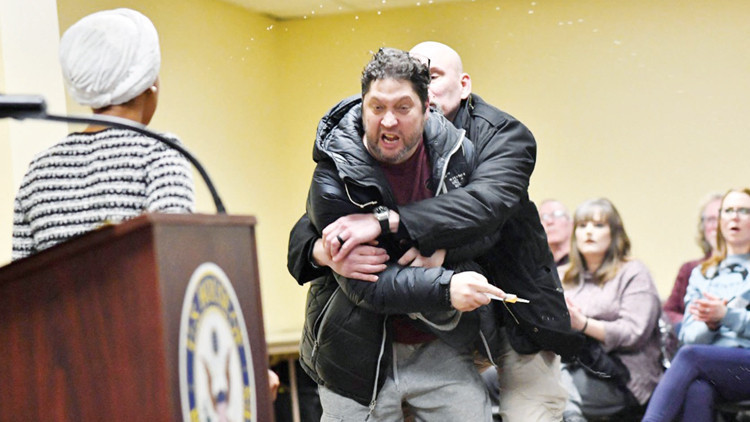 Trump’ın hedefindeydi: Ilhan Omar’a şırıngalı saldırı