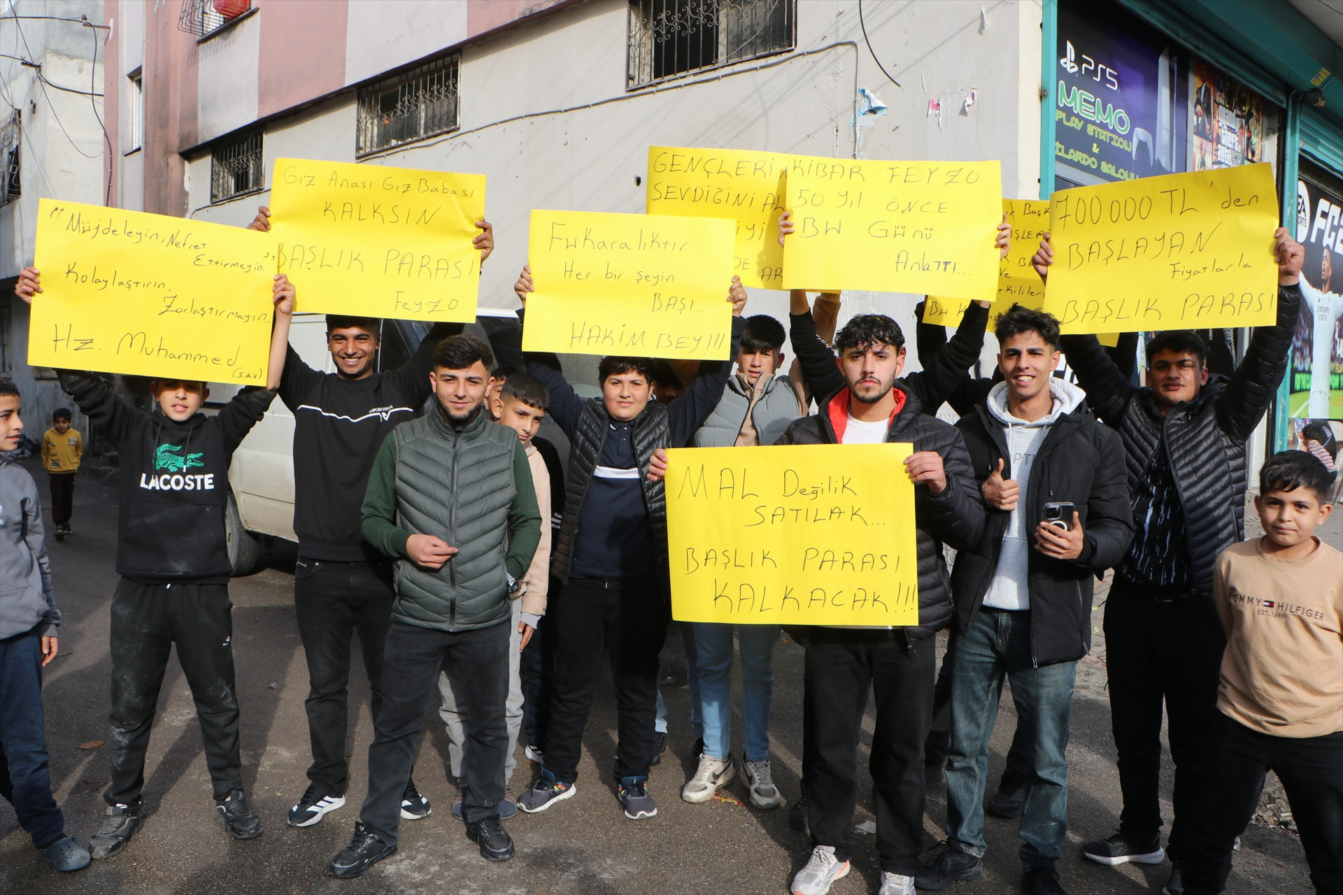 Adana'da bir grup gençten 'başlık parası' eylemi! '50 yıl önceki Kibar Feyzo’ya mı dönelim'