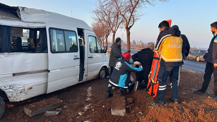 Şanlıurfa’da yolcu minibüsü ağaca çarptı: 7 yaralı