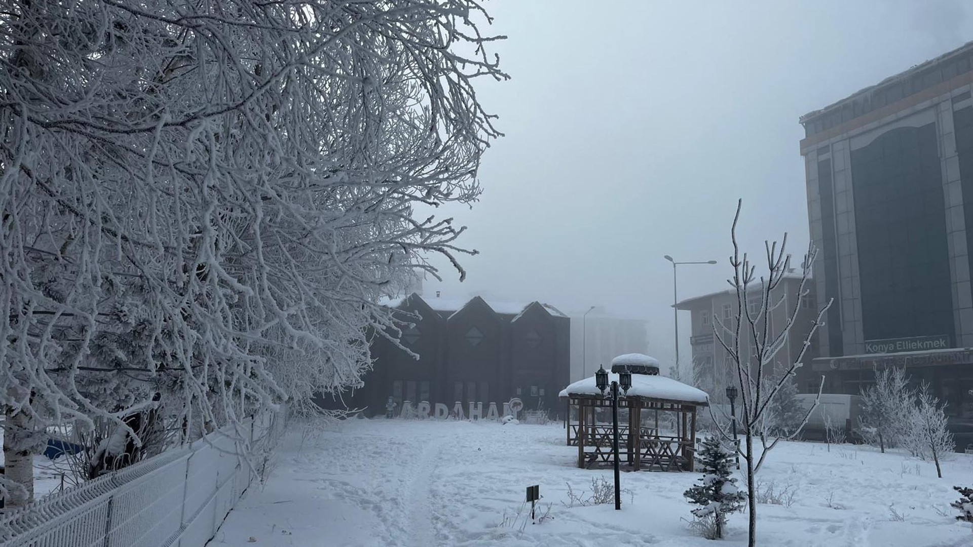 Termometreler eksi 33 dereceyi gösterdi... Kent buz tuttu Dışarı çıkanların kaş ve kirpikleri dondu Termometreler eksi 33 dereceyi gösterdi... Kent buz tuttu Dışarı çıkanların kaş ve kirpikleri dondu