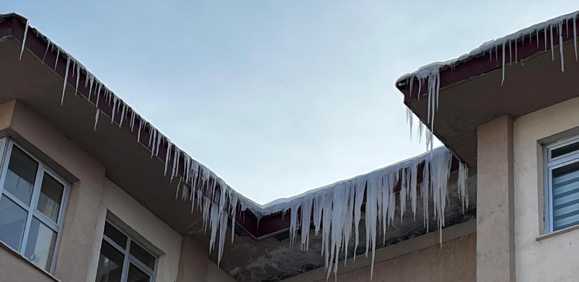 Termometreler eksi 33 dereceyi gösterdi... Kent buz tuttu Dışarı çıkanların kaş ve kirpikleri dondu Termometreler eksi 33 dereceyi gösterdi... Kent buz tuttu Dışarı çıkanların kaş ve kirpikleri dondu