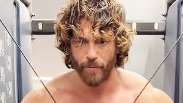 Can Yaman'dan kas şov