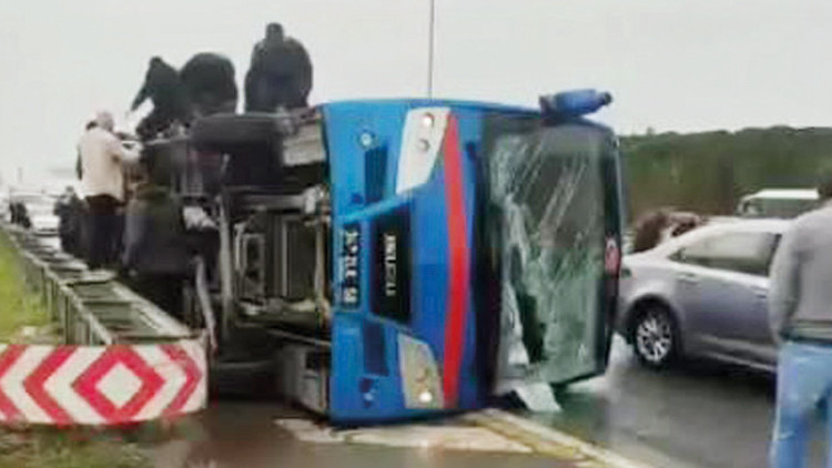 Cezaevi nakil aracı devrildi: 19 yaralı