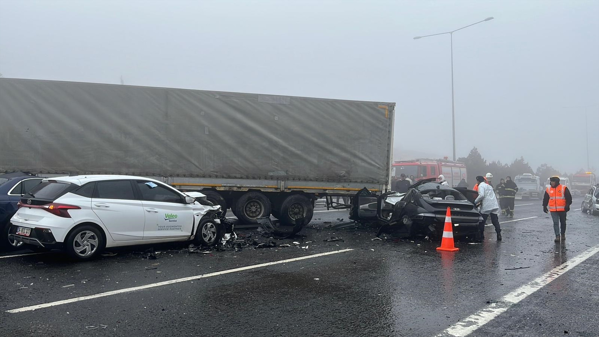 Yoğun sis kazaya neden oldu 10 araç birbirine girdi: 2 kişi hayatını kaybetti