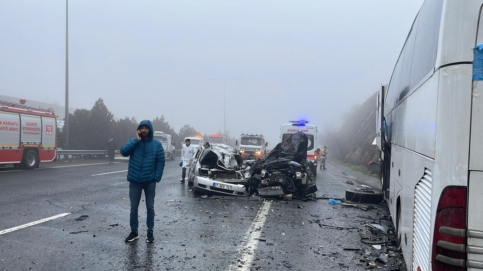 Yoğun sis kazaya neden oldu 10 araç birbirine girdi: 2 kişi hayatını kaybetti