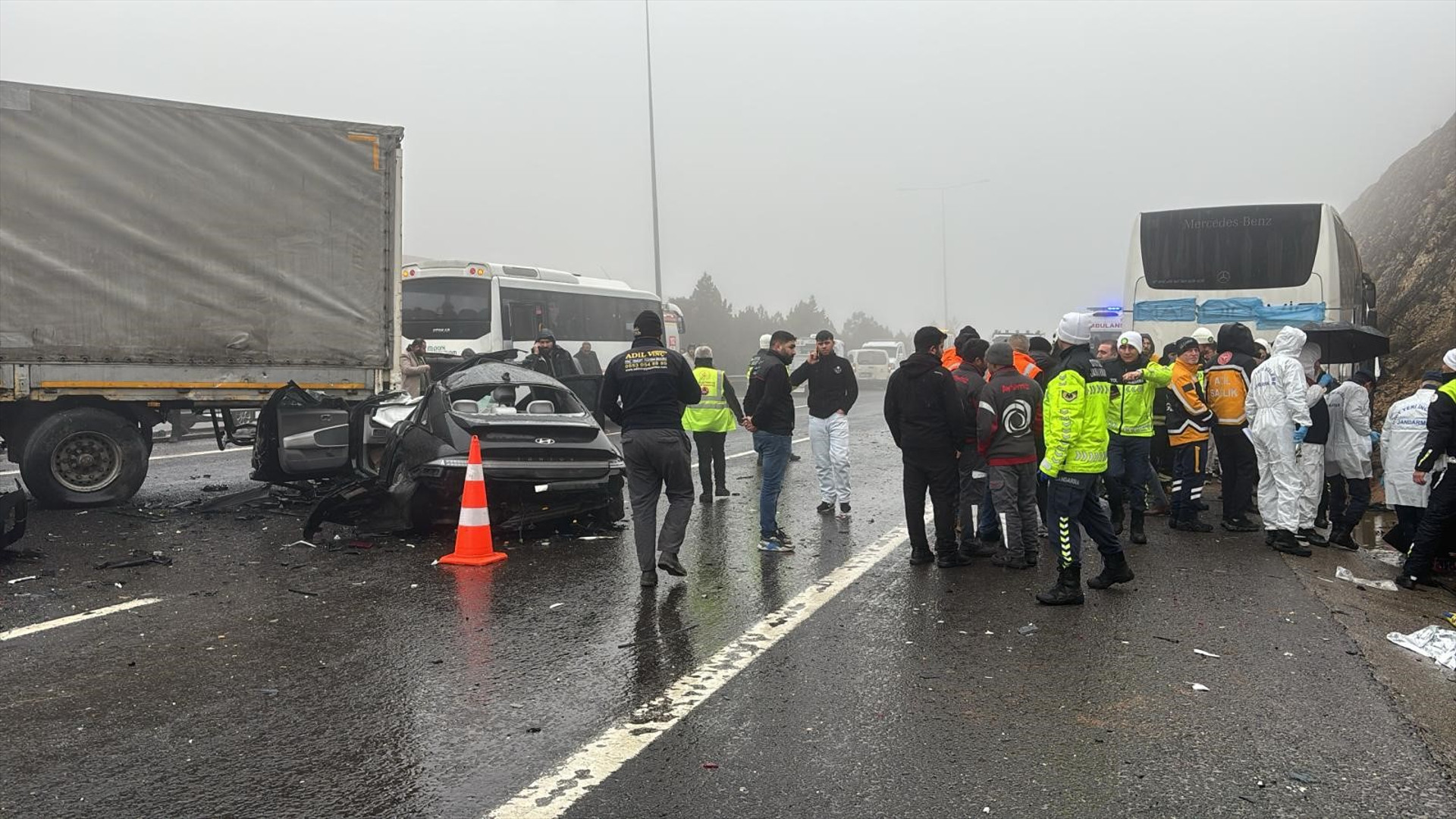 Yoğun sis kazaya neden oldu 10 araç birbirine girdi: 2 kişi hayatını kaybetti