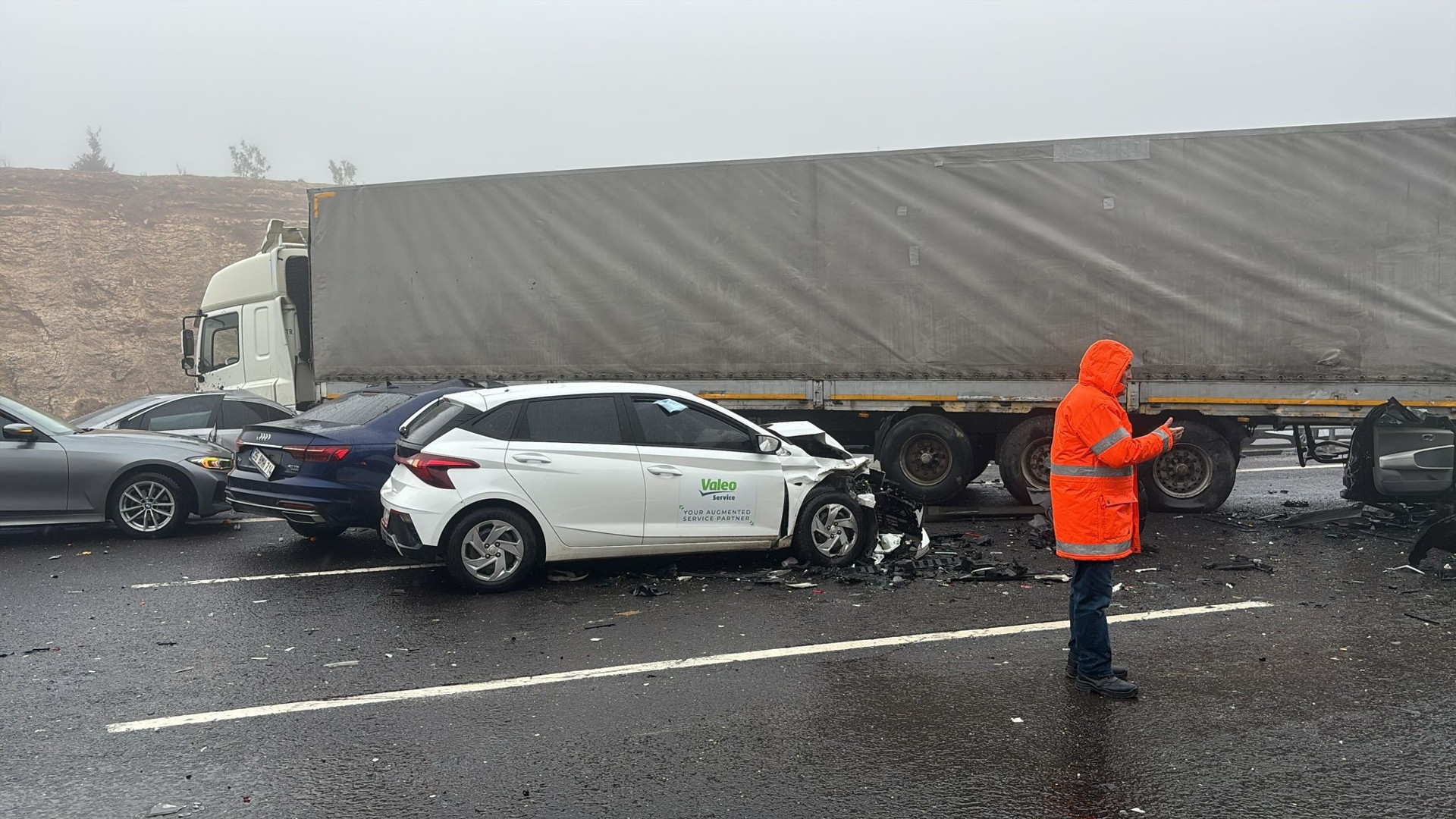 Yoğun sis kazaya neden oldu 10 araç birbirine girdi: 2 kişi hayatını kaybetti
