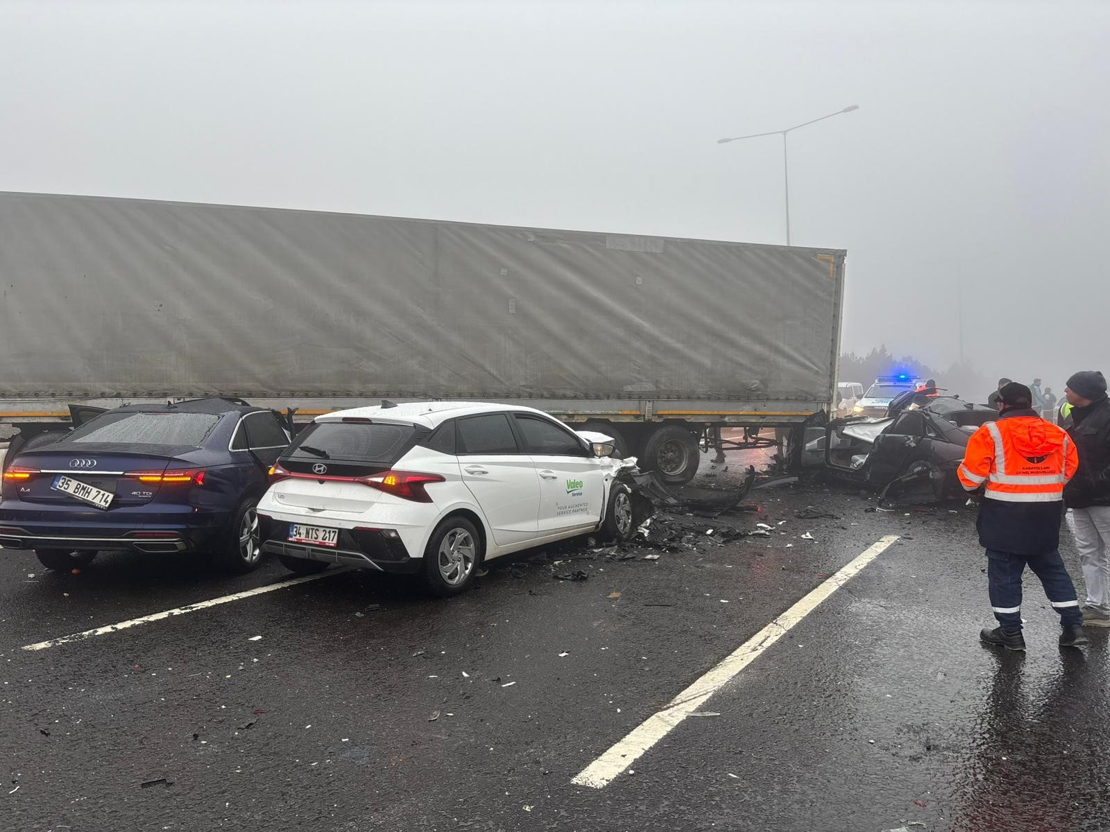 Yoğun sis kazaya neden oldu 10 araç birbirine girdi: 2 kişi hayatını kaybetti