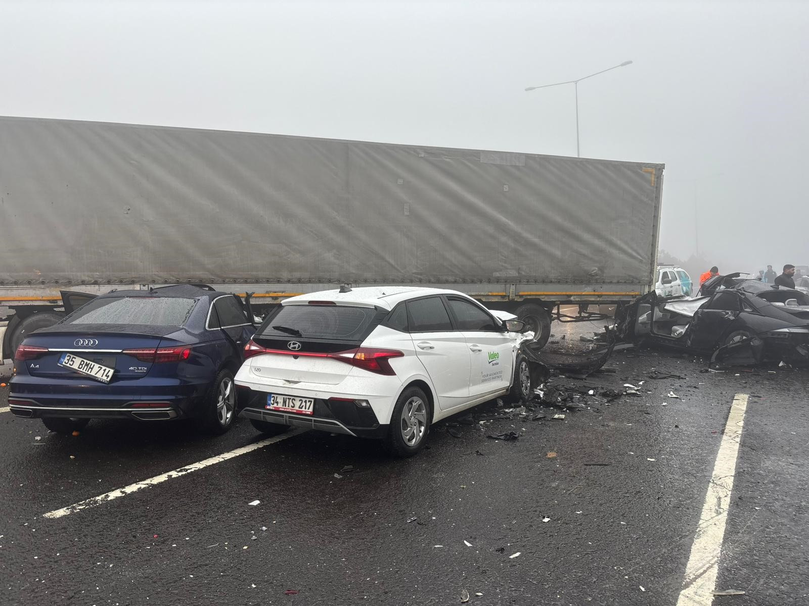 Yoğun sis kazaya neden oldu 10 araç birbirine girdi: 2 kişi hayatını kaybetti