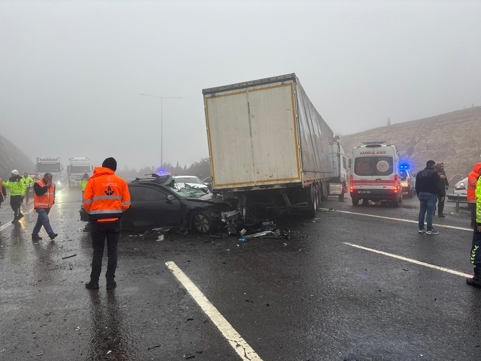 Yoğun sis kazaya neden oldu 10 araç birbirine girdi: 2 kişi hayatını kaybetti