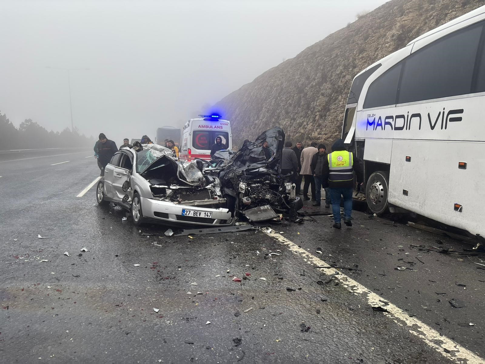 Yoğun sis kazaya neden oldu 10 araç birbirine girdi: 2 kişi hayatını kaybetti