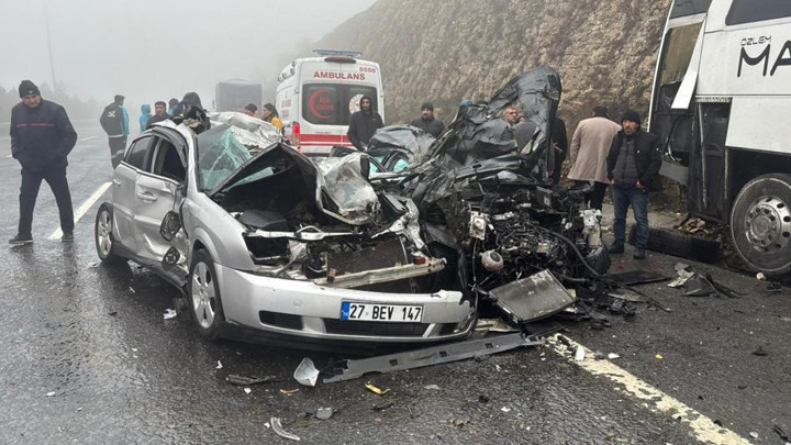 Yoğun sis kazaya neden oldu 10 araç birbirine girdi: 2 kişi hayatını kaybetti