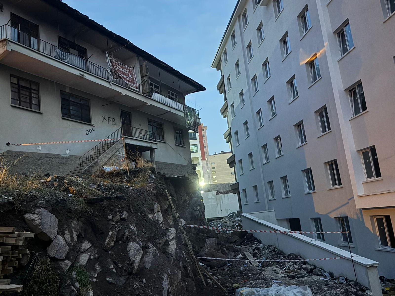 Altındağ’da inşaat kazısında temeli zedelenen bina boşaltıldı