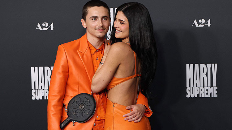 Aşkını sahneden haykırmıştı… Ünlü çift nişan yolunda: Ona şimdiden ‘kocacığım’ demeye başlamış