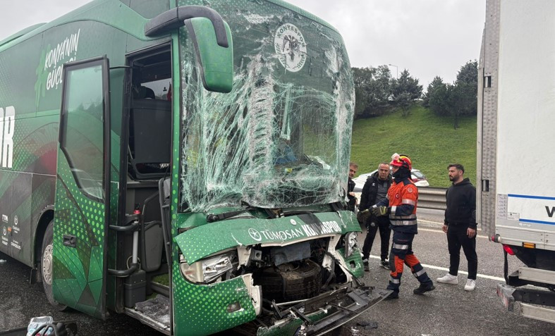 Konyaspor U-19 futbol takımını taşıyan otobüs kaza yaptı; 3 yaralı