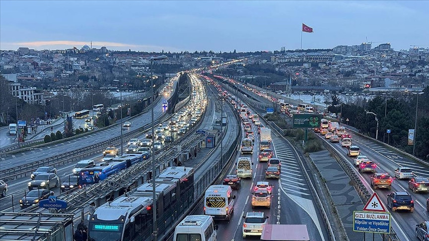 Son dakika... İstanbul'da trafik kilitlendi! Yoğunluk yüzde 87'ye kadar yükseldi