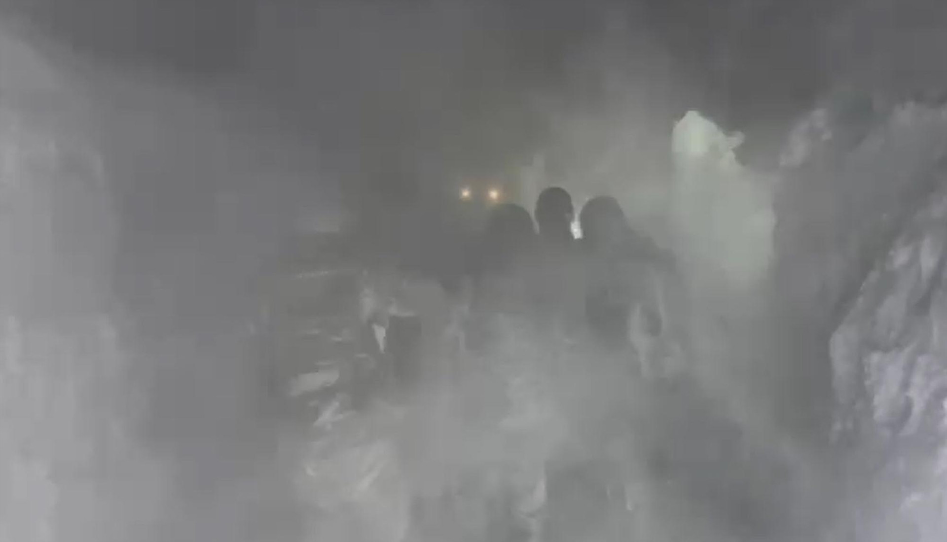 Kar fırtınası nedeniyle araçlarında mahsur kaldılar! Ekipler seferber oldu