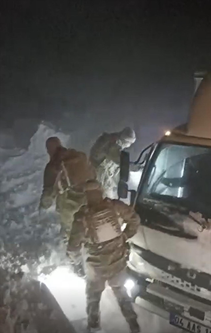 Kar fırtınası nedeniyle araçlarında mahsur kaldılar Ekipler seferber oldu Kar fırtınası nedeniyle araçlarında mahsur kaldılar Ekipler seferber oldu