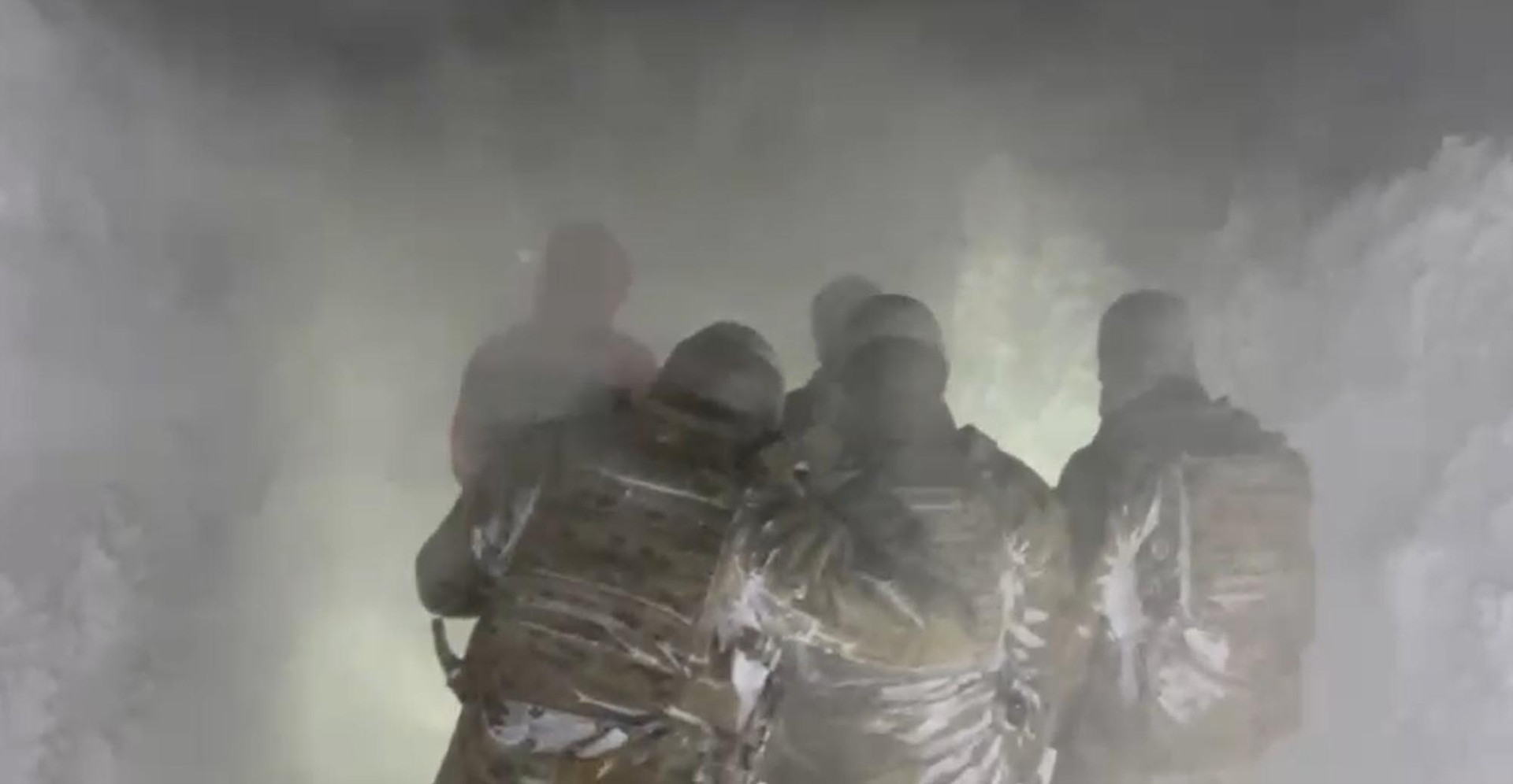 Kar fırtınası nedeniyle araçlarında mahsur kaldılar Ekipler seferber oldu Kar fırtınası nedeniyle araçlarında mahsur kaldılar Ekipler seferber oldu